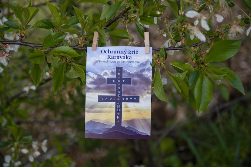 Nepoľavujme v modlitbách! Pripravili sme pre vás Ochranný kríž Karavaka s modlitbou počas epidémie