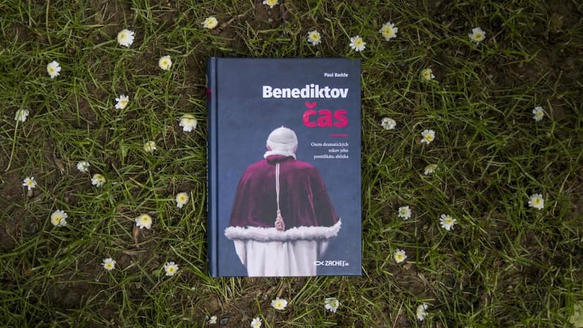 Spoznajte komplikovanosť času a prostredia, v ktorom Benedikt XVI. zodpovedal za Cirkev