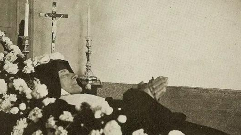 Stigmy sestry Márie Marty Chambonovej. Jej jedinou potravou je telo Pána vo svätom prijímaní