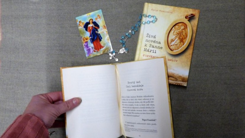 Novéna, ktorá mení život! Recenzia na knihu Živá novéna k Panne Márii, rozväzovačke uzlov od Marge Fenelonovej