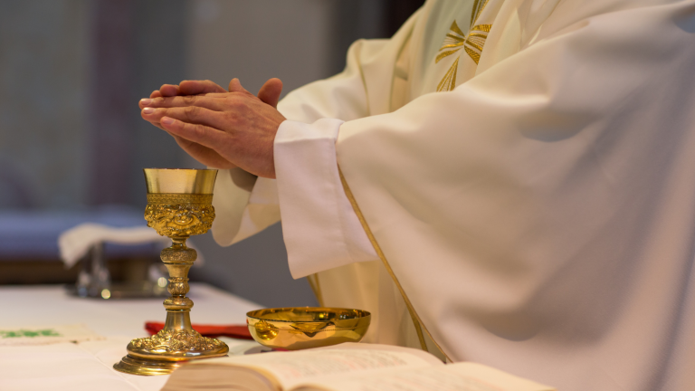 Prečo by sme sa mali modliť za našich kňazov?
