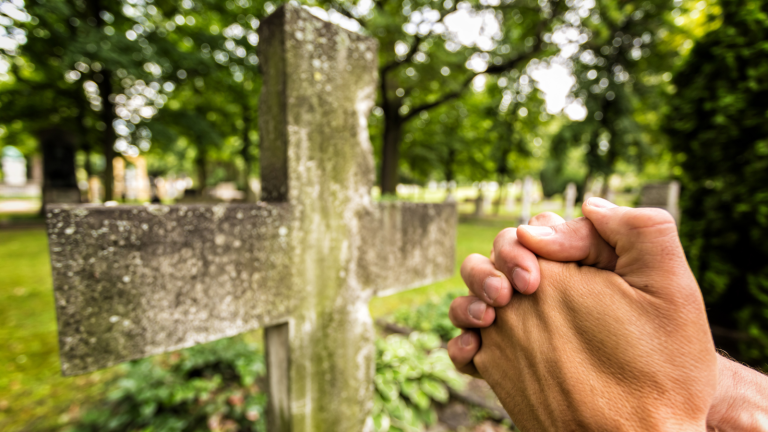 Akú moc má modlitba za zomrelých?