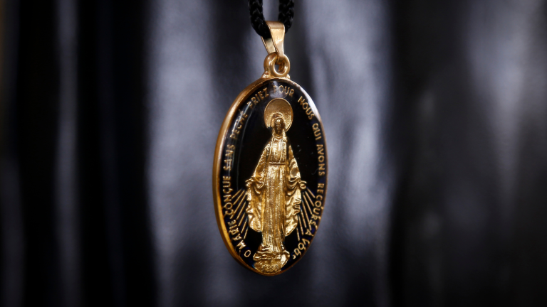 Zázračná medaila: Odkiaľ pochádza tento vzácny dar Nepoškvrneného Srdca Panny Márie?