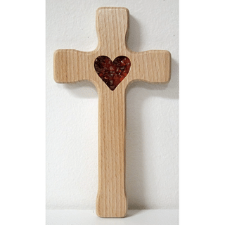 Kríž: drevený, tenší s jantárovým srdcom