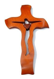 Kríž: drevený, s tmavým srdiečkom - čerešňa, 28 cm