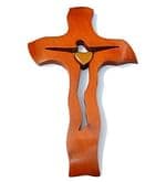 Kríž: drevený, s hnedým srdiečkom - čerešňa, 28 cm